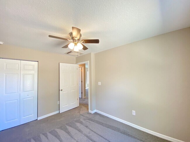 Building Photo - Desirable SW Ocala Neighborhood- 3/2/2 **WON"T LAST**