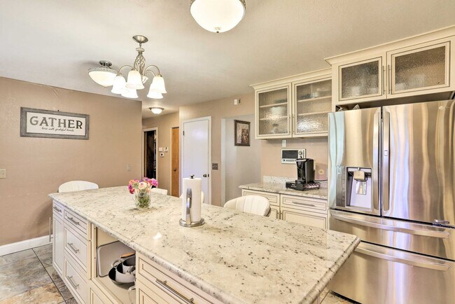 Building Photo - 1960 Pinelawn Dr