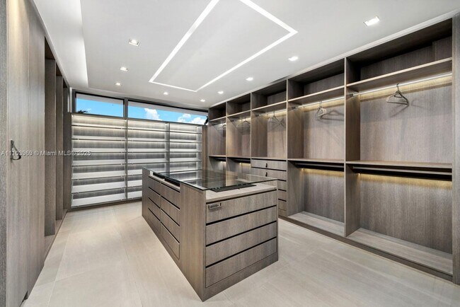 Building Photo - 440 Mola Ave