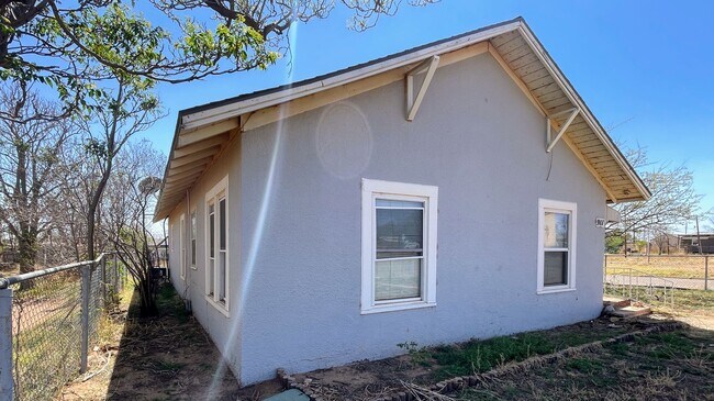 Building Photo - Charming 2BR/1BA Corner Lot Home with Shop & Fenced Yards