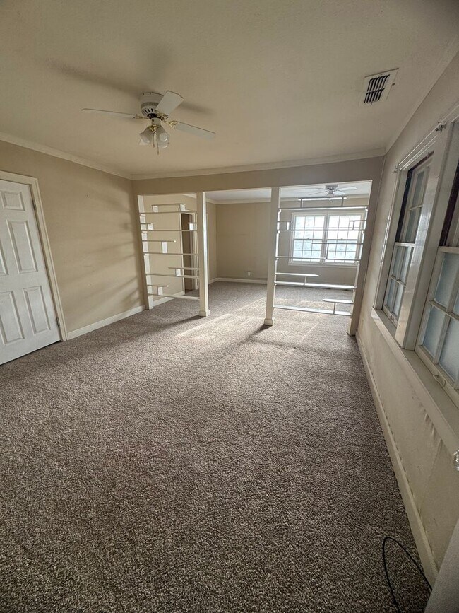 Building Photo - 901 W 14th St