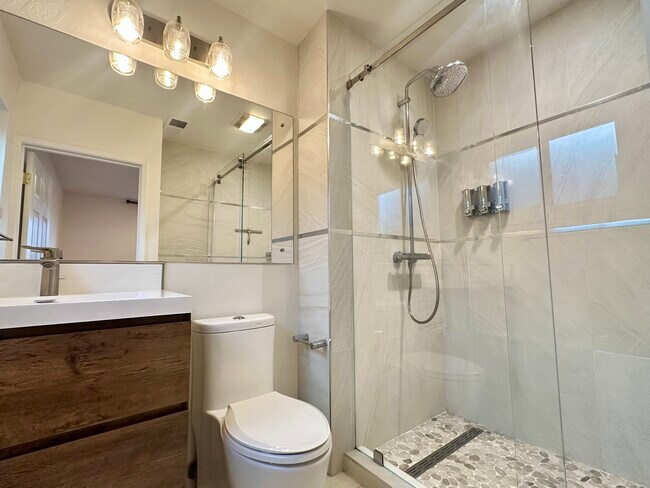 Building Photo - 1717 Gladstone Ave