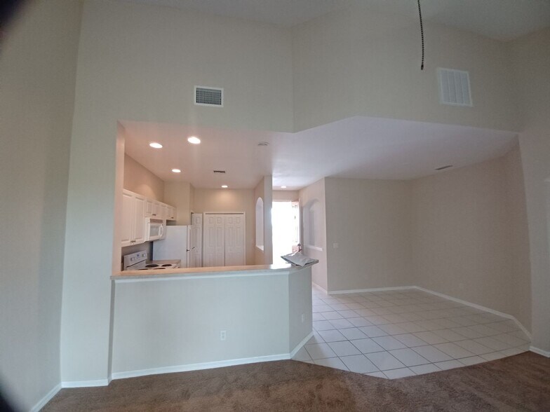 Building Photo - 3/2 Condo in gated community off Colonial Blvd