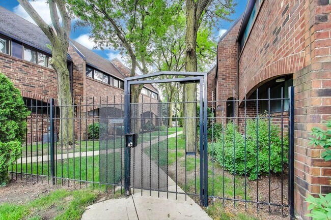 Building Photo - UIC Area 3-Bedroom Checks All the Boxes