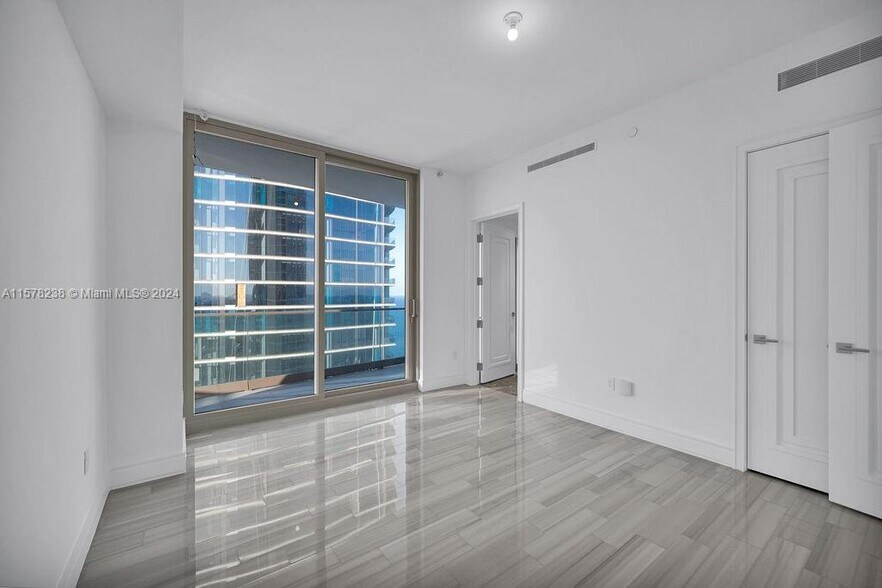 Building Photo - 17901 Collins Ave