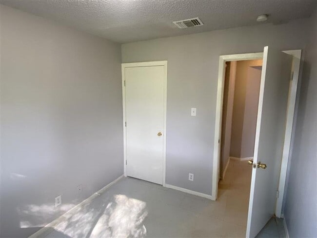 Building Photo - 2/1 duplex with covered parking
