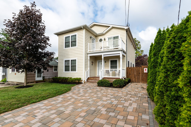 Building Photo - 119 6th Ave