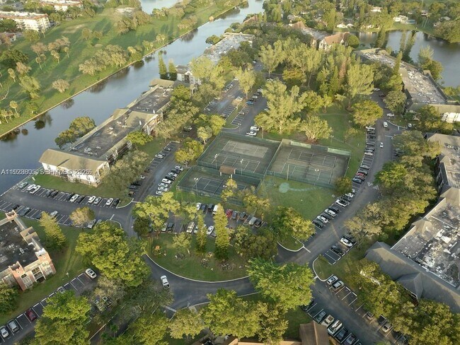 Building Photo - 3720 Inverrary Dr