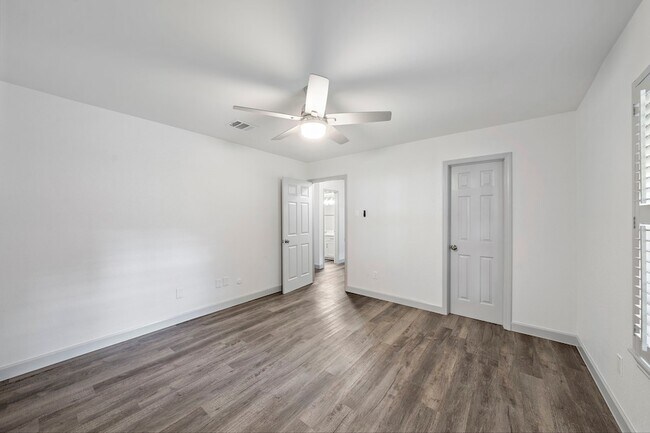 Building Photo - 1714 Huge Oaks St