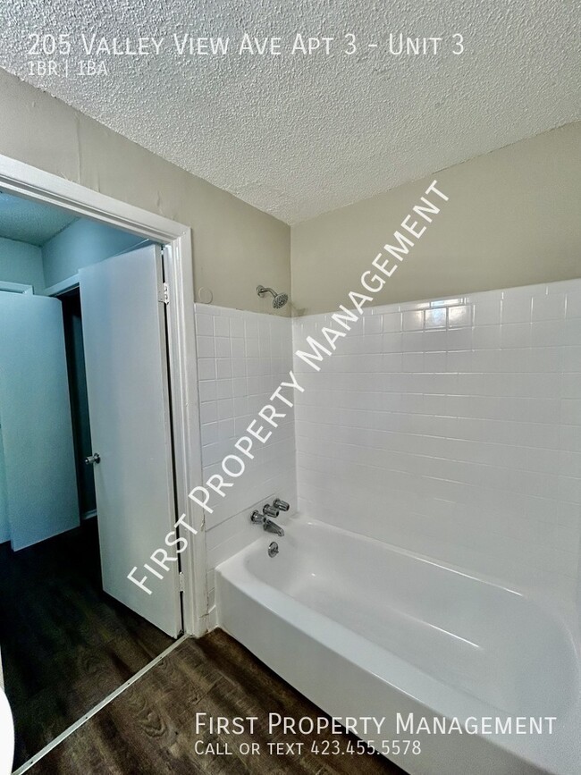 Building Photo - Red Bank Apt: 1Bed/1Bath w/ Laundry Hookups!