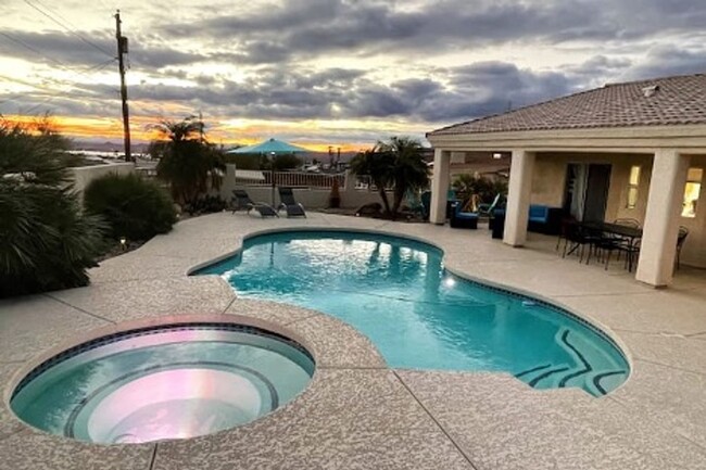 Building Photo - * Occupied* Unfurnished Long Term Pool Hom...