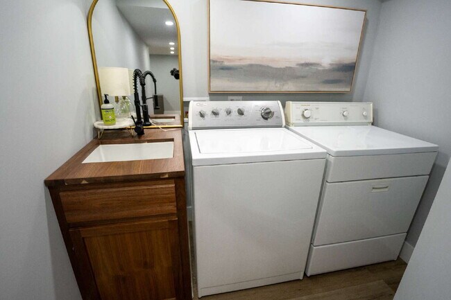 Building Photo - Spacious 4-Bedroom Home with Modern Amenit...