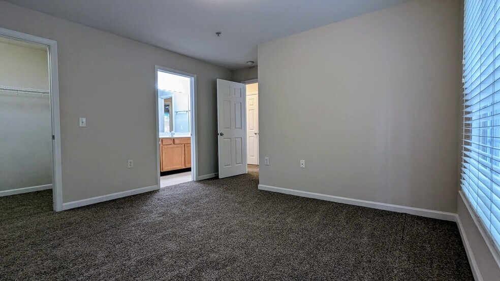 Bedroom 2 with full bath - 3710 Cotswold Ave