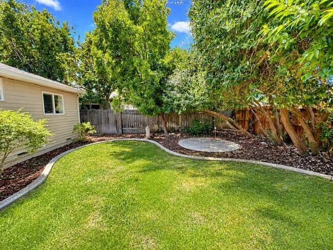 Building Photo - Bright & Spacious 3-Bedroom Home with Expansive Yard in Sacramento