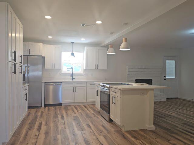 Building Photo - 600 Burgundy Ln