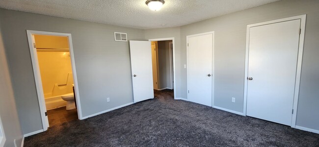 Building Photo - 2 BEDROOM TOWNHOME FOR RENT