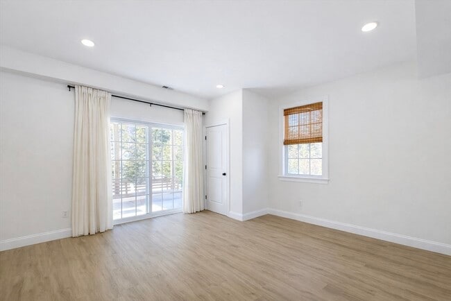 Building Photo - 261 Main St