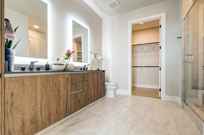 Building Photo - 510 W 20th St