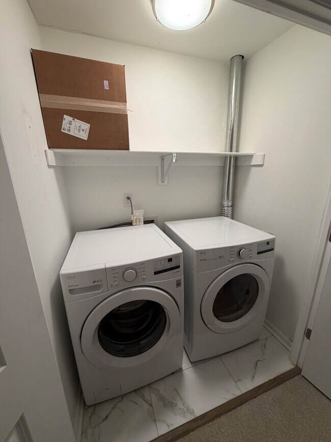 Building Photo - 3 Bed, 1 Bath House in Newport News!