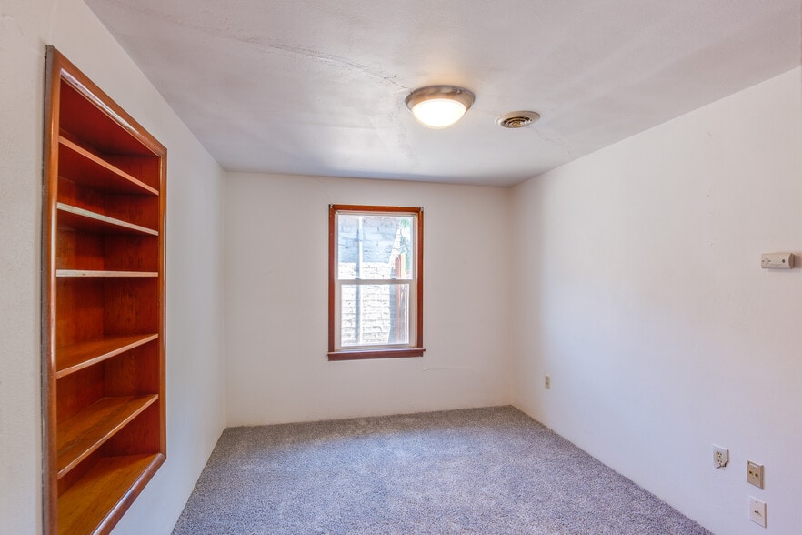 Extra room - 519 E 6th St