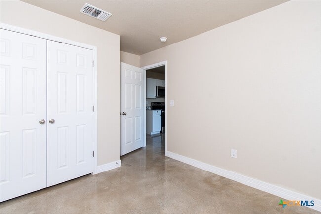 Building Photo - 806 Wide Mdw Dr