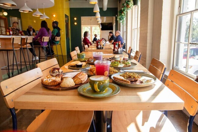 Building Photo - 1333 W 22nd St