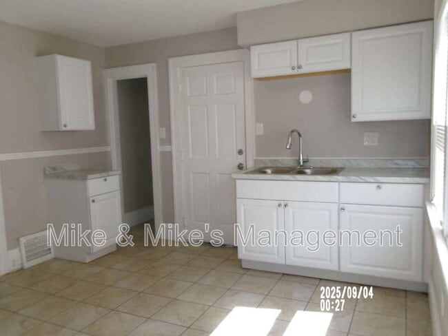 Building Photo - 1126 S 56th St