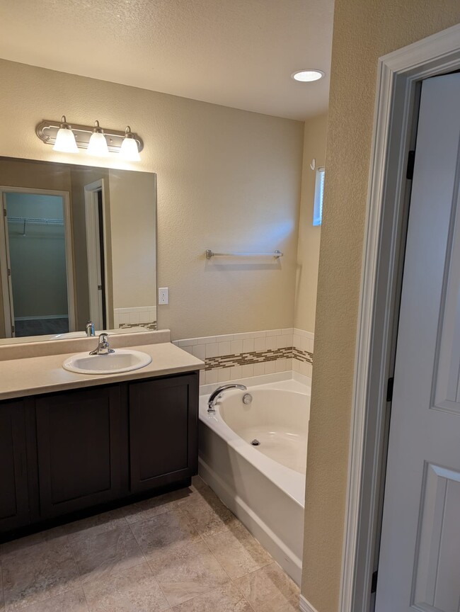 Building Photo - 2418 Ellingwood Dr