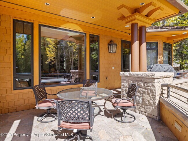 Building Photo - 715 Willoughby Way