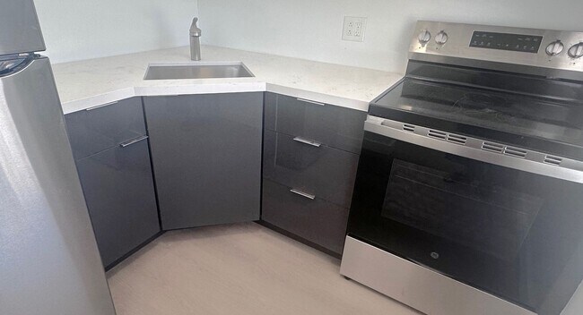 Building Photo - Updated 1 Bedroom 1 Bath Condo - Steps from Fort Lauderdale Beach!