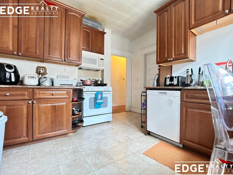 Building Photo - 324 Faneuil St