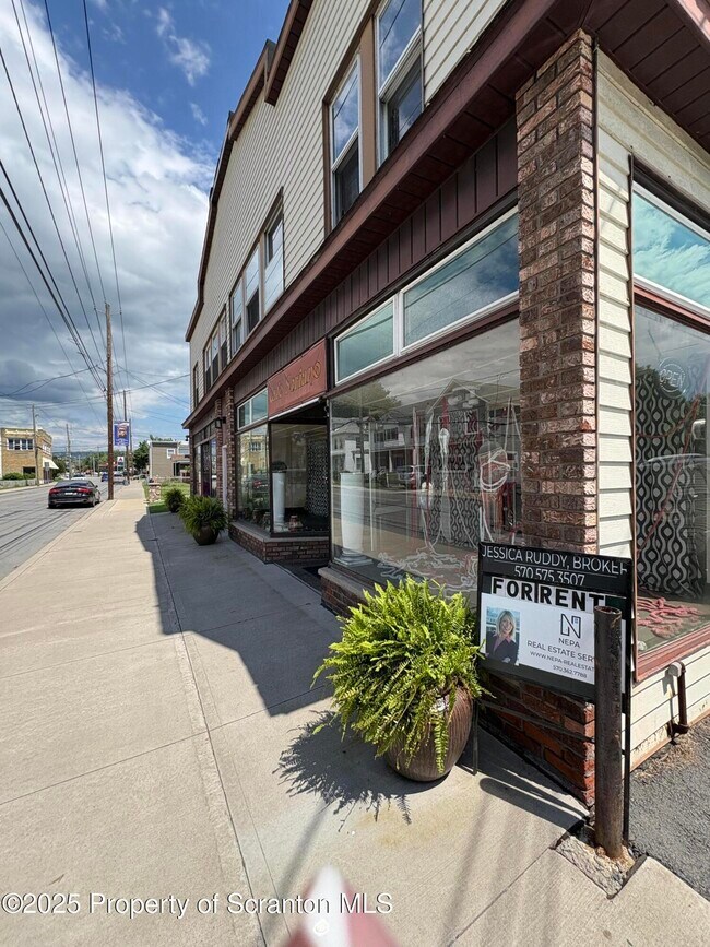 Primary Photo - 523 Main St