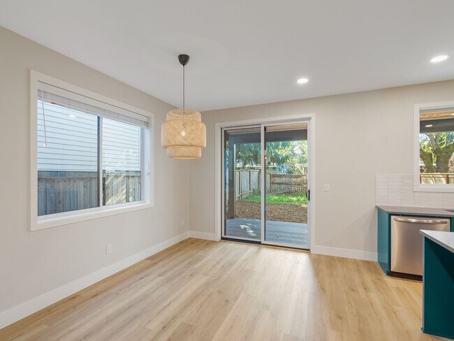 Building Photo - 3bed/2.5 Bath Duplex Unit New Construction...