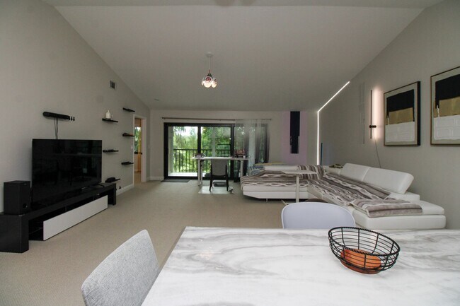 Building Photo - 5767 Deauville Cir