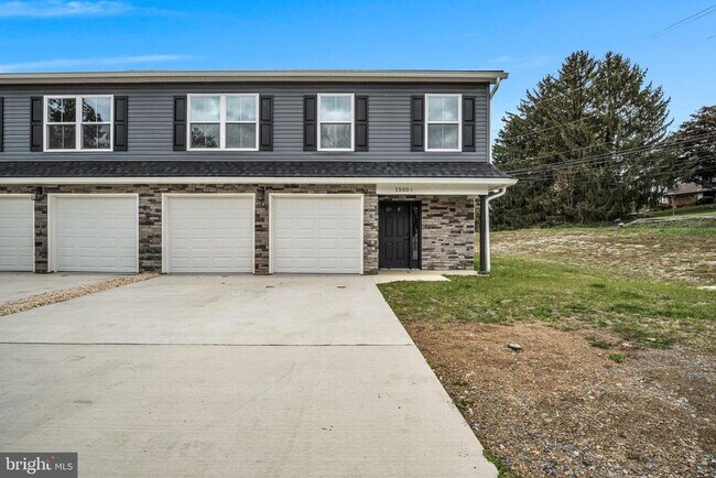 Building Photo - 1500 Embassy Dr