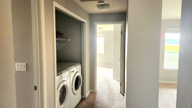 Building Photo - Lovely Oak Harbor Living and Pet Friendly!!