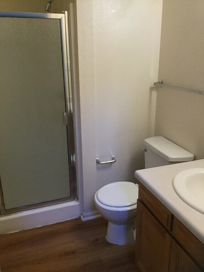 Building Photo - 3 BEDROOM, 2 BATHROOM TOWNHOME WITH A 1 CAR ATTACHED GARAGE