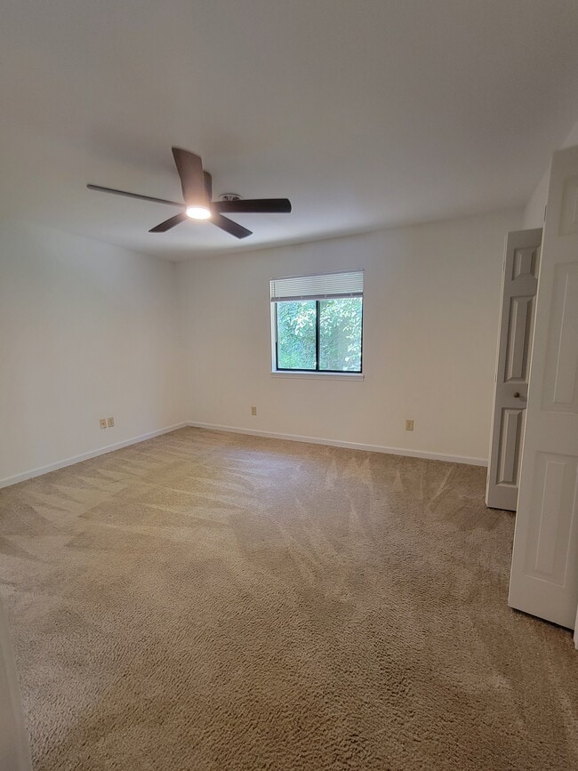 Building Photo - 102 Bramble Ct