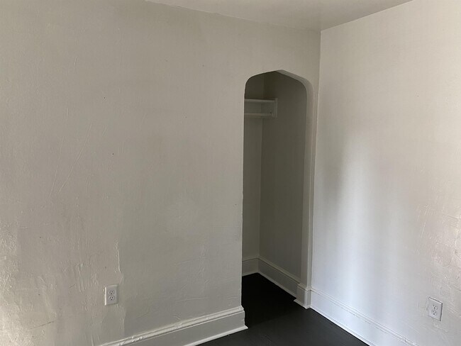 Building Photo - 28 E Maple St