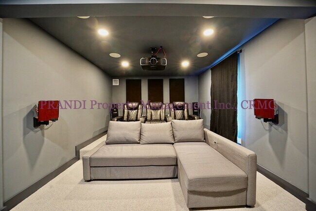 Building Photo - Classic, Modern and Private Home with Fres...