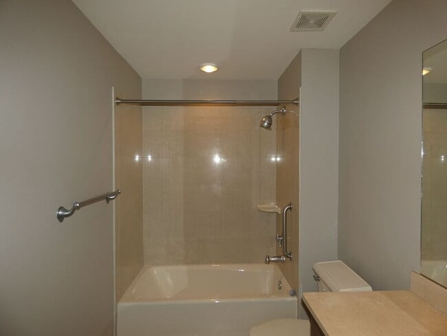 Building Photo - 415 E Romana St