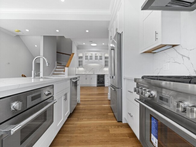 Building Photo - 944 E Broadway