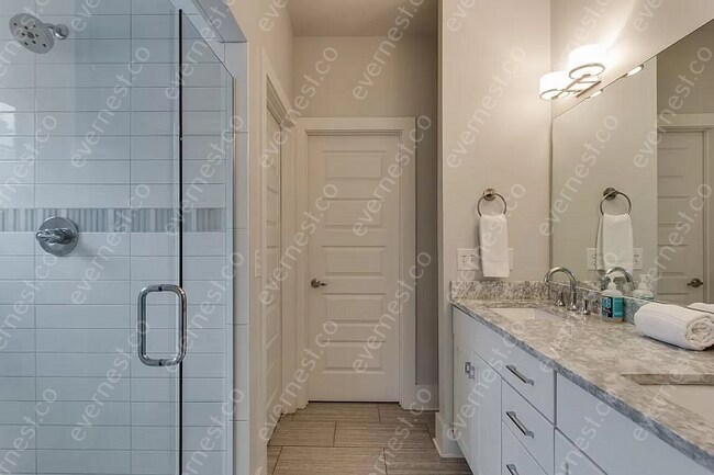 Building Photo - 3 bed / 3 bath home