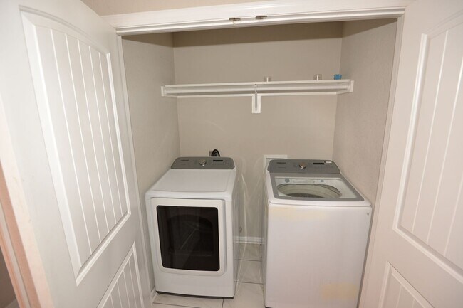 Building Photo - Spacious Single Family w/ Two Master Suites