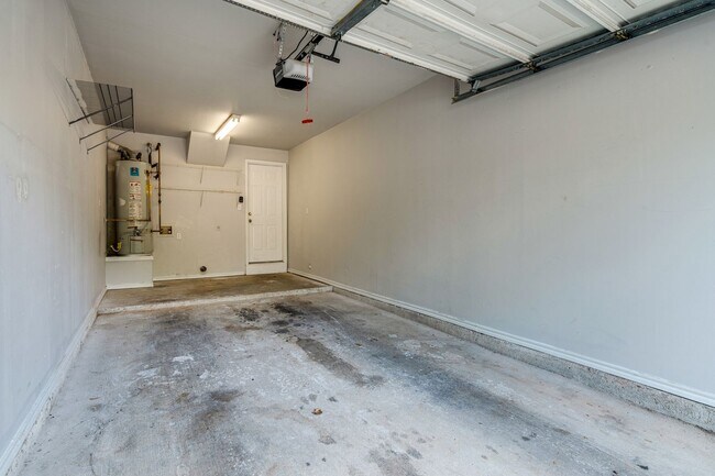 Building Photo - 1 Bedroom, 1 Bath Available Now!