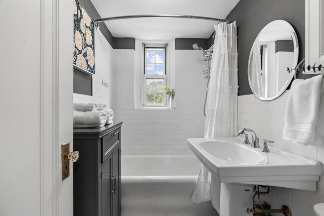 Building Photo - 1450-1454 Beacon St