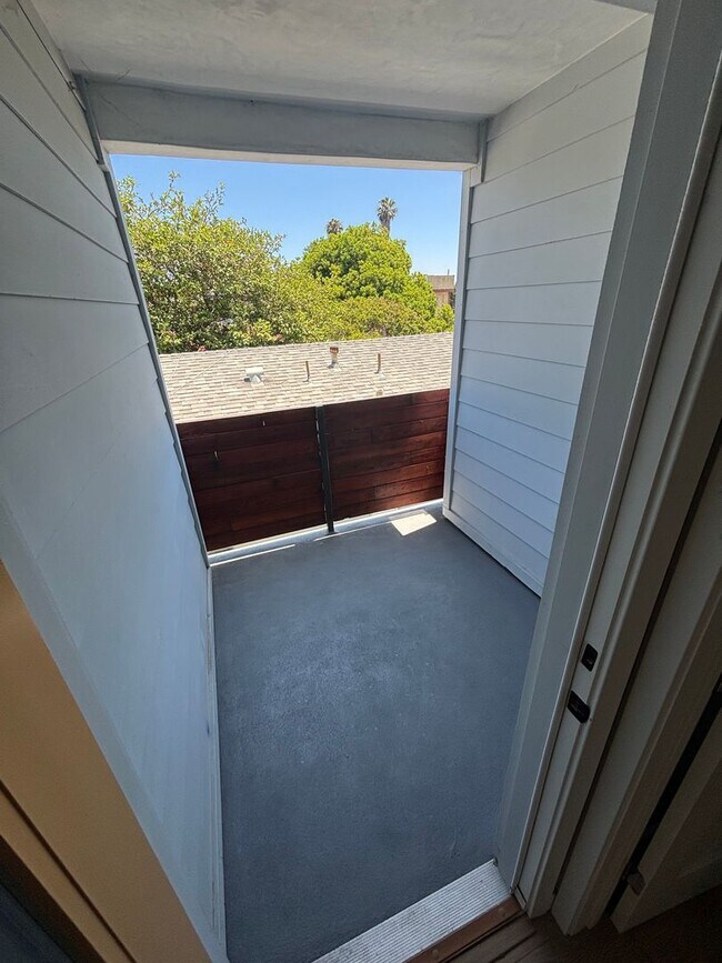 Building Photo - Beautiful 2 bed 1 bath modern apartment in...