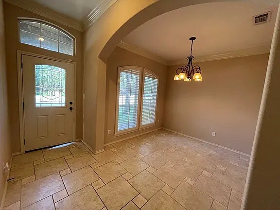 Building Photo - Comfy 3 bd/2 bth home in quiet neighborhood. Walk to the grocery store. 10 minutes to downtown. A...