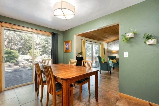Building Photo - SW Bend Reverse-Living Home on .36 Acres | 5 Bedrooms | 3 Bathrooms