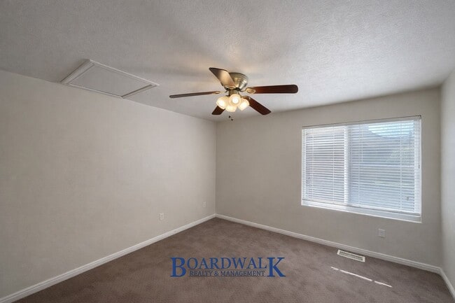 Building Photo - Quiet Riverton 3 Bed Home – Garage & Yard